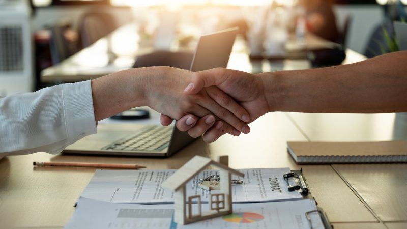 aperto-de-mao-em-uma-transacao-imobiliaria-de-sucesso-empresarios-apertam-as-maos-depois-de-assinar-uma-casa aperto-de-mao-em-uma-transacao-imobiliaria-de-sucesso-empresarios-apertam-as-maos-depois-de-assinar-uma-casa