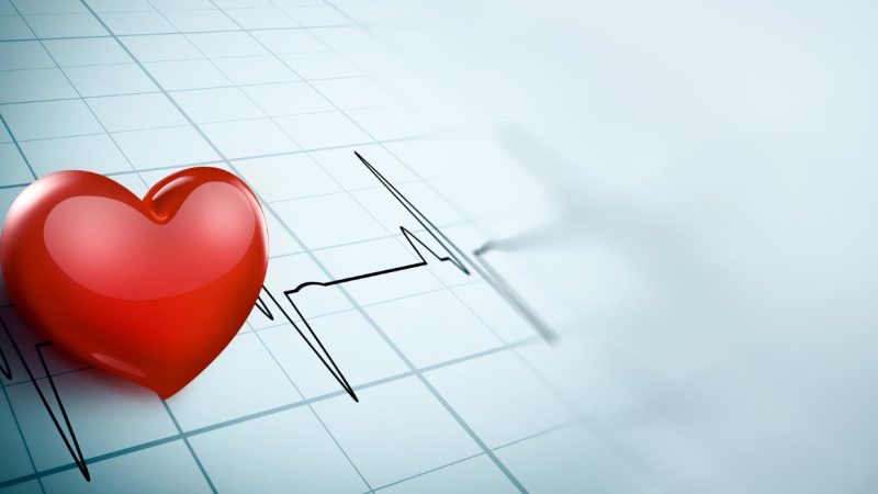 coracao-vermelho-brilhante-com-fundo-medico-de-fundo-de-graficos-de-eletrocardiograma coracao-vermelho-brilhante-com-fundo-medico-de-fundo-de-graficos-de-eletrocardiograma