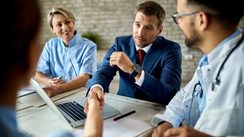 empresario-adulto-medio-tendo-uma-reuniao-com-profissionais-de-saude-e-apertando-as-maos-de-um-deles-no-escritorio empresario-adulto-medio-tendo-uma-reuniao-com-profissionais-de-saude-e-apertando-as-maos-de-um-deles-no-escritorio