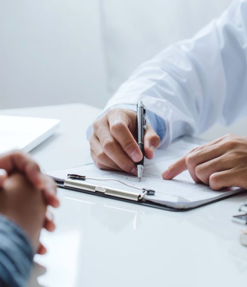 medico-e-paciente-estao-discutindo-consulta-sobre-diagnostico-de-problema-de-sintoma-da-doenca-e-metodo-de-tratamento-conceito-de-medicina-e-saude medico-e-paciente-estao-discutindo-consulta-sobre-diagnostico-de-problema-de-sintoma-da-doenca-e-metodo-de-tratamento-conceito-de-medicina-e-saude